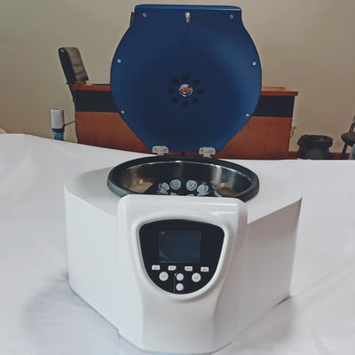 Recherche expérimentale de centrifugeuse à vitesse réduite de la capacité maximale 8×20ml