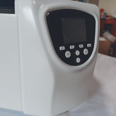 Recherche expérimentale de centrifugeuse à vitesse réduite de la capacité maximale 8×20ml